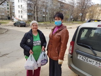 Ольга Сынкина доставила продукты питания и кулич